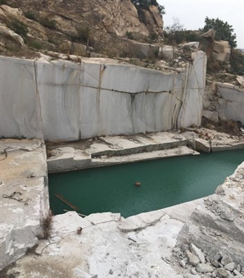 Augstas kvalitātes pelēkā granīta raktuve, kas atklāta Hui'an County, Fudžian...